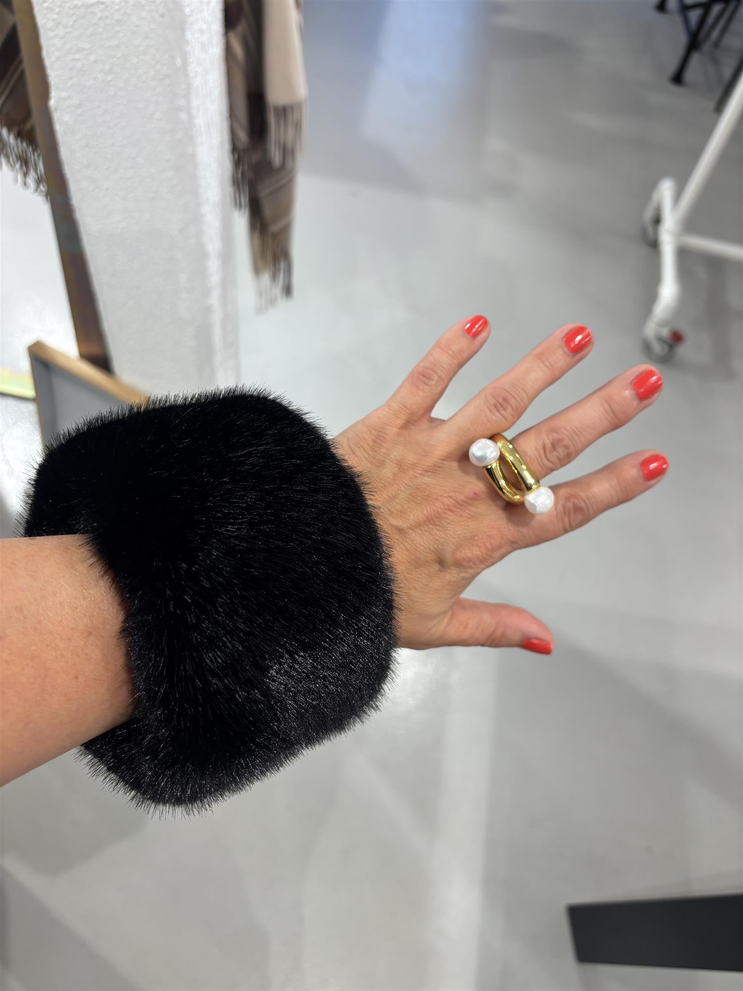 ENDLESS Wap Cuffs Black