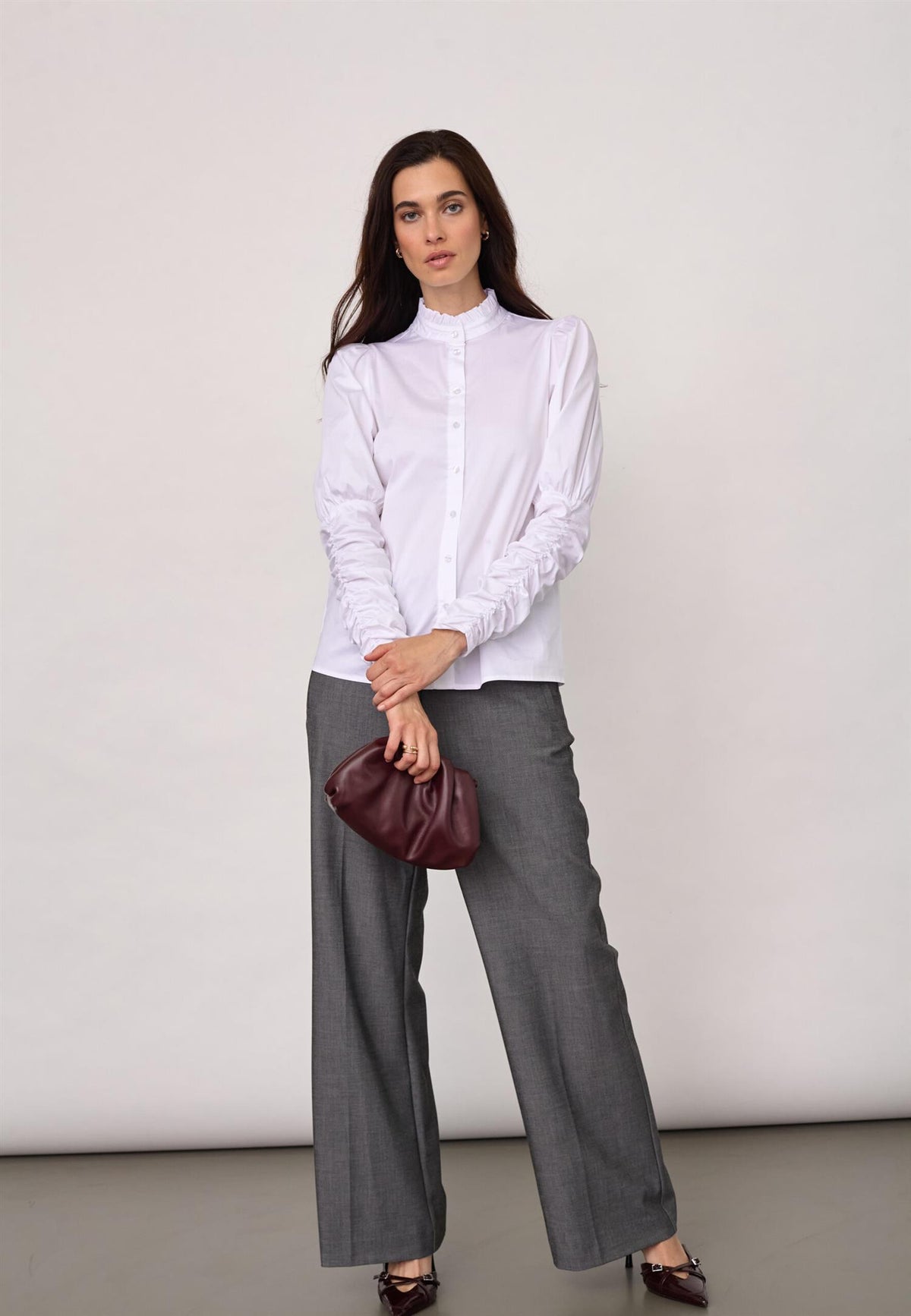 Lys rosa puff-skjorte for damer fra CO´ COUTURE Sanna, med voluminøse ermer og mykt stoff.