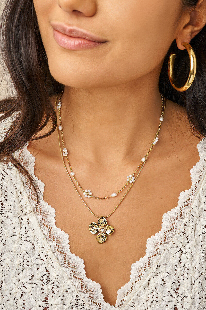 MY JEWELLERY Botanical necklace with flower and beige beads - Farmor Ingvarda