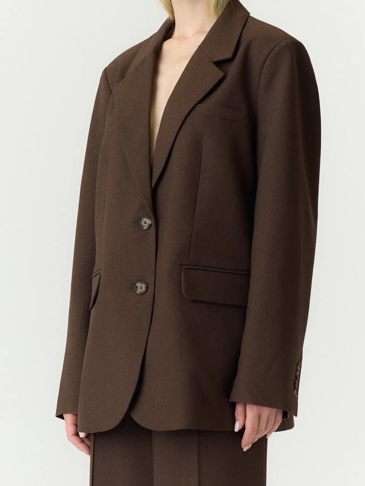 YAS Yasriu blazer for damer i kaffebrun, elegant overdel med klassisk passform og knappelukking, stilfullt tilbehør til antrekket.
