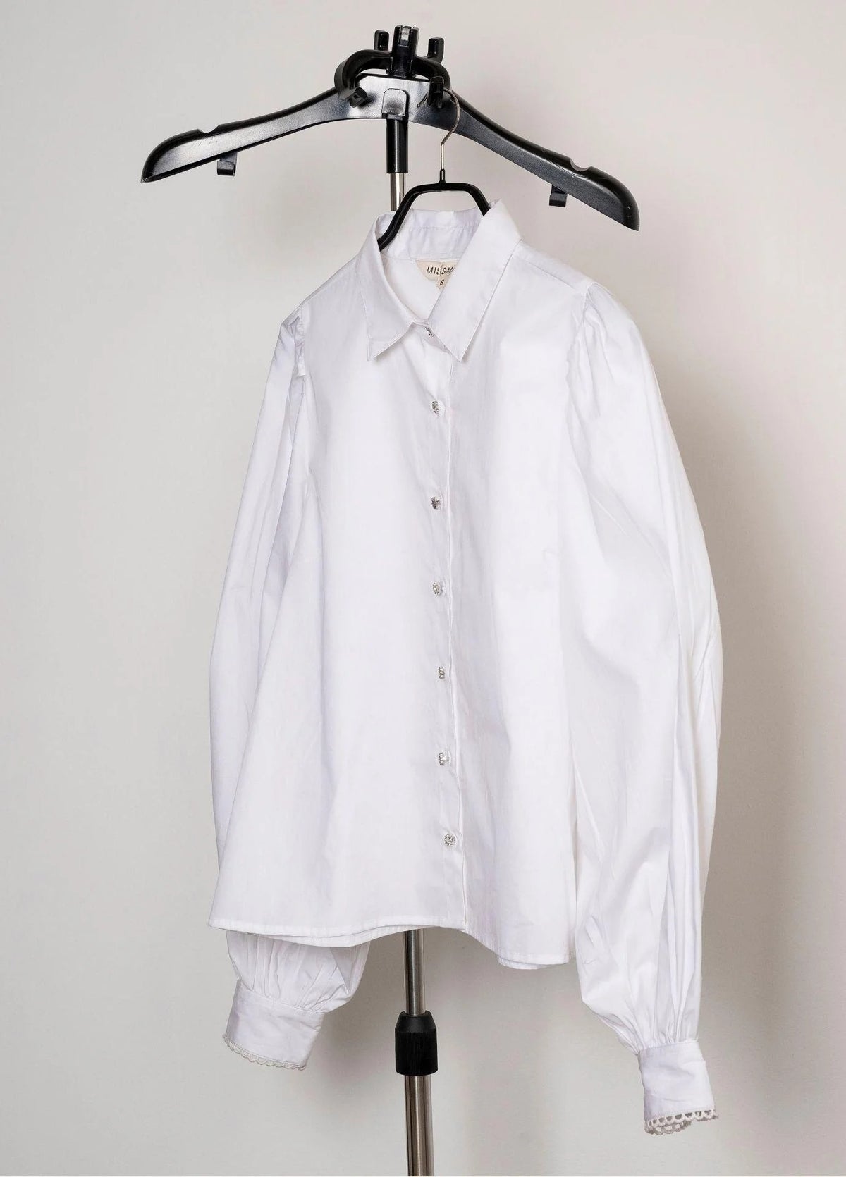 MISSMAYA Anaya poplinbluse i hvit til dame, med klassisk snitt og lange ermer