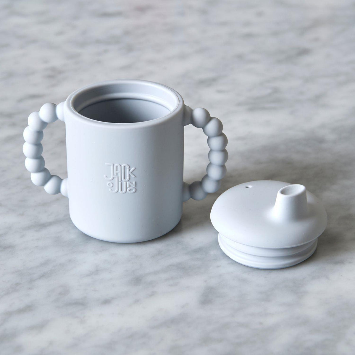 JACK o JUNO Bubble sippkopp i grå for barn, med mykt lokk og ergonomisk design, perfekt for små hender.