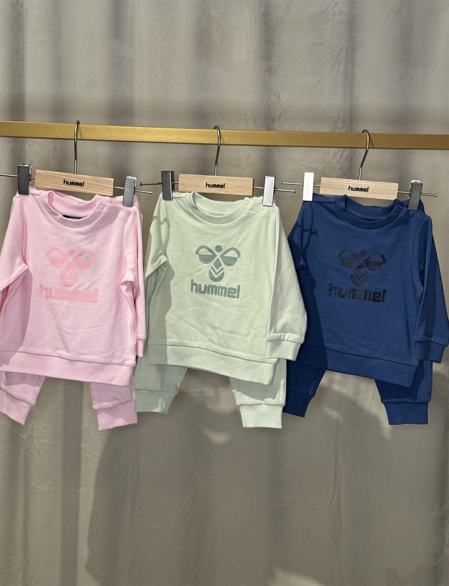 HUMMEL 0-4ÅR Arine crewsuit Mellomblå