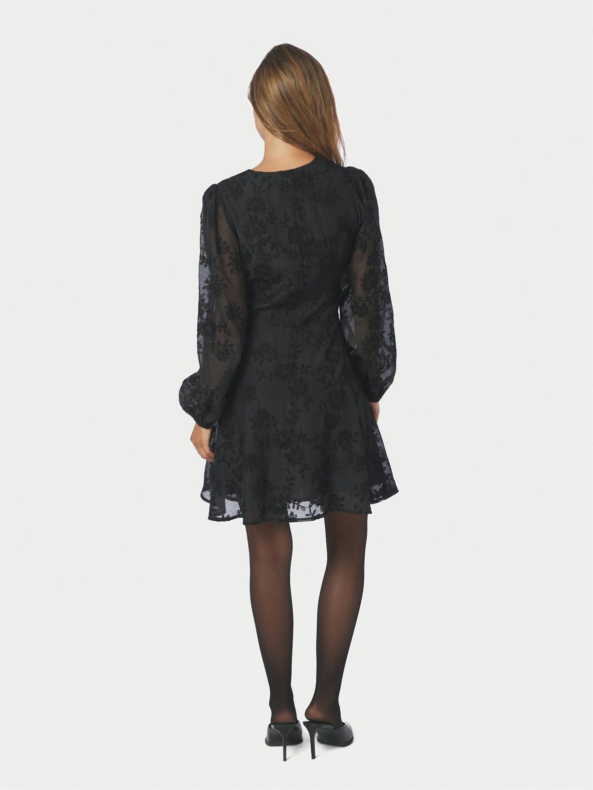 Nydelig NEO NOIR Milly embroidery kjole for damer med blomsterbroderier og elegant passform, perfekt til spesielle anledninger.