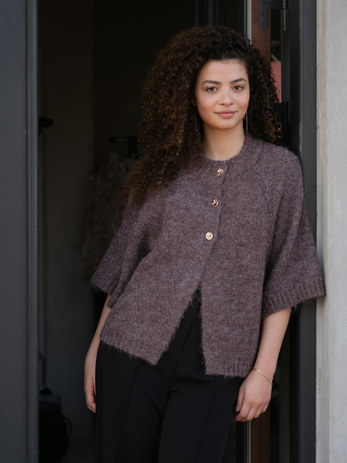 Lys brun NEO NOIR Benuta fluffy strikket cardigan for damer, myk og komfortabel overdel i mykt garn.