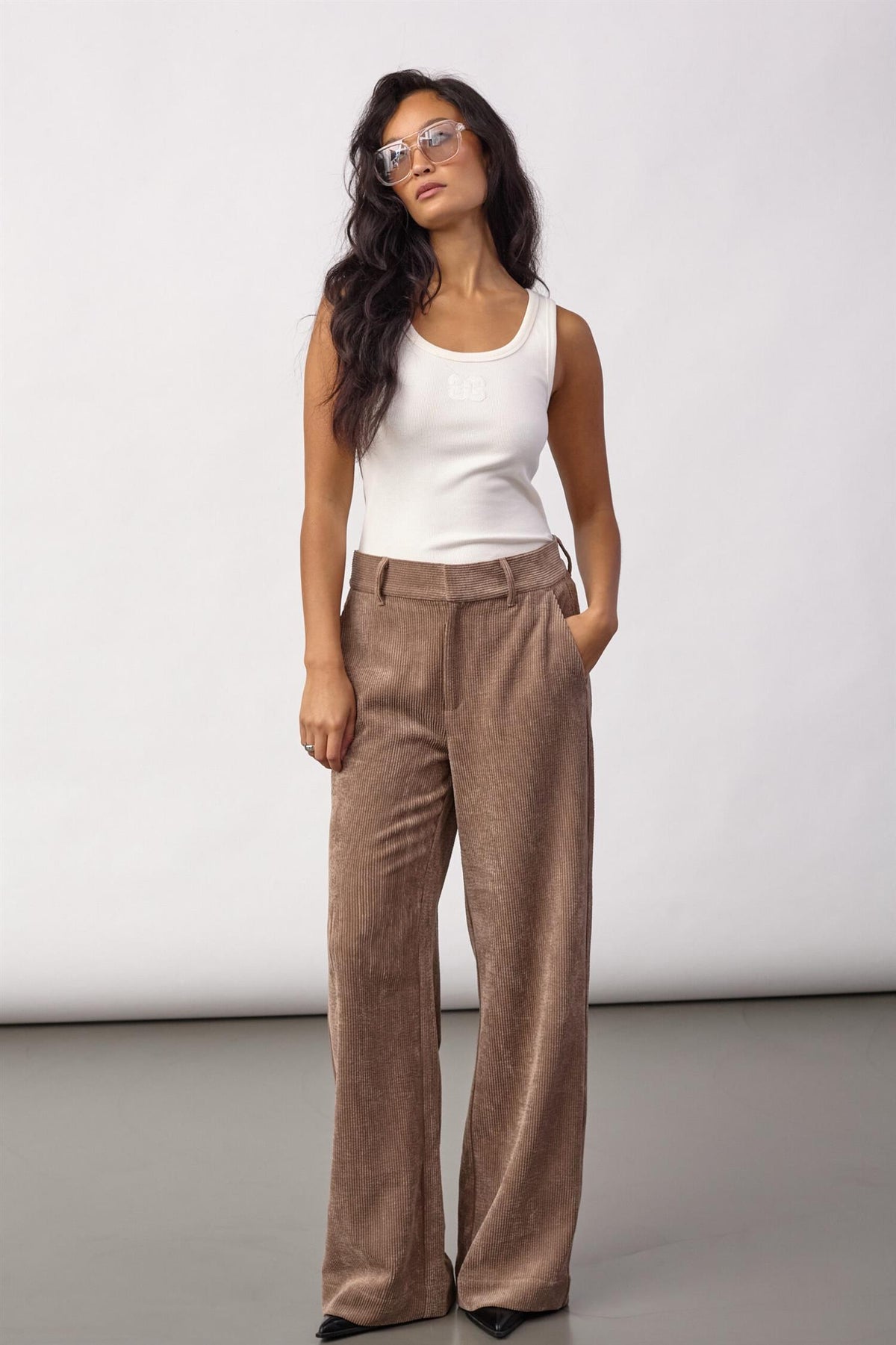 Dame CO´ COUTURE Daisy Cord Pant i valnøttfarge, komfortable underdeler med klassisk cordstoff og avslappet passform.