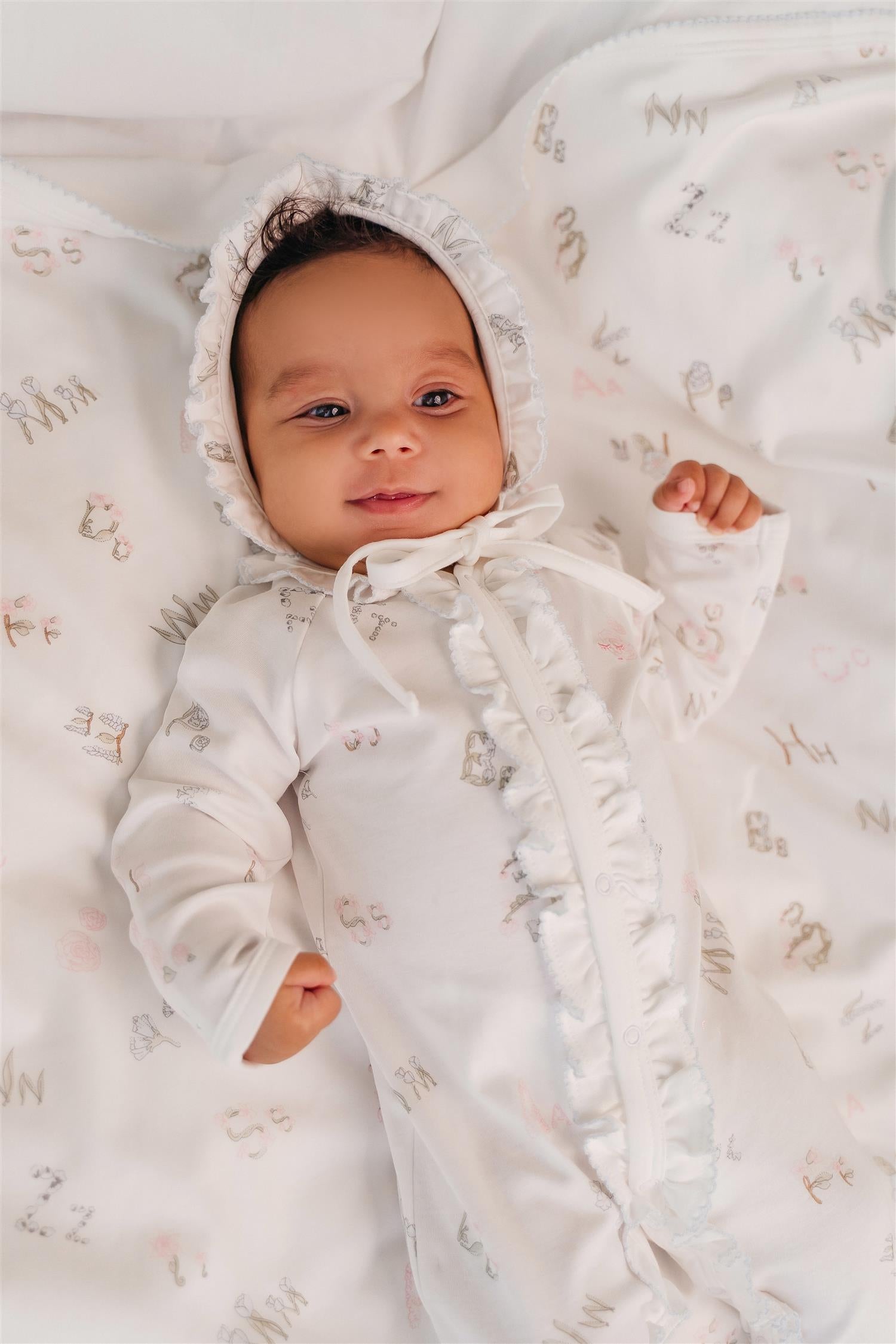 LIVLY Alphabet Flowers Ruffled Footie Hvit