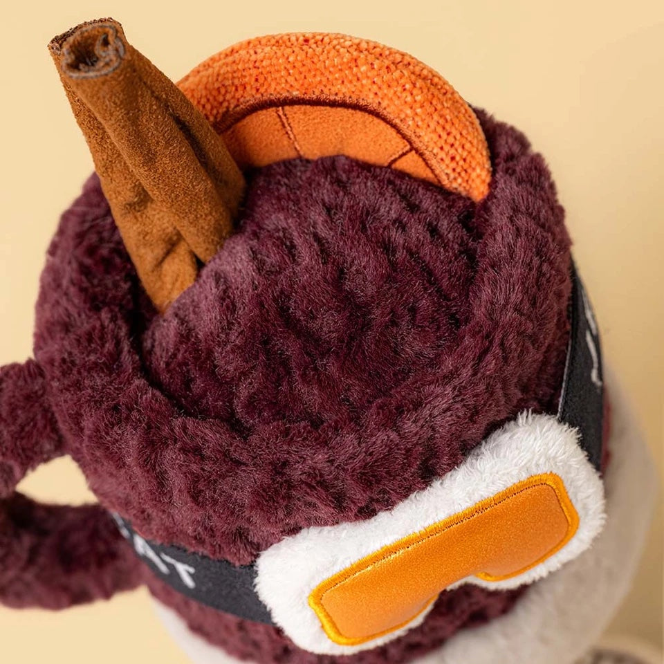 JELLYCAT Amuseables Mullover Spiced Drink barneleke med myk tekstur og livlige farger, inspirert av varm krydret drikk.