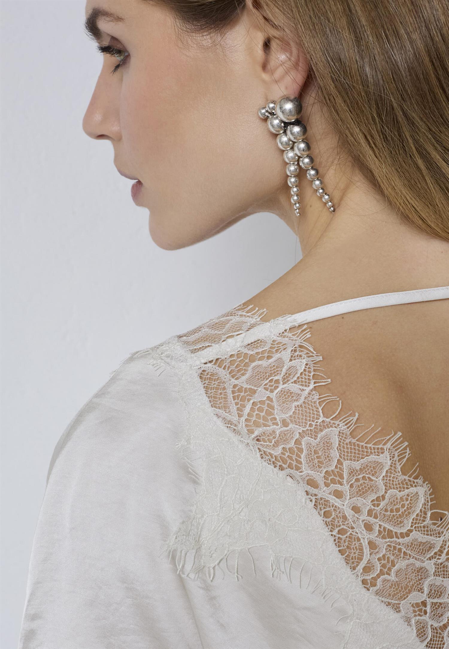 Hvit blondeskjorte for dame fra CO´ COUTURE, Idun modell, med delikate blonder og feminin passform.