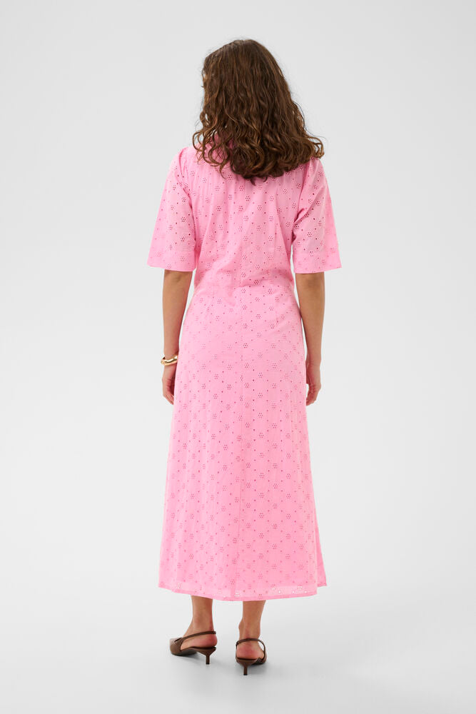 Kultur Dame Adelfine kjole i XS med elegant design, vises på modell med blomstrete mønster og mykt stoff.