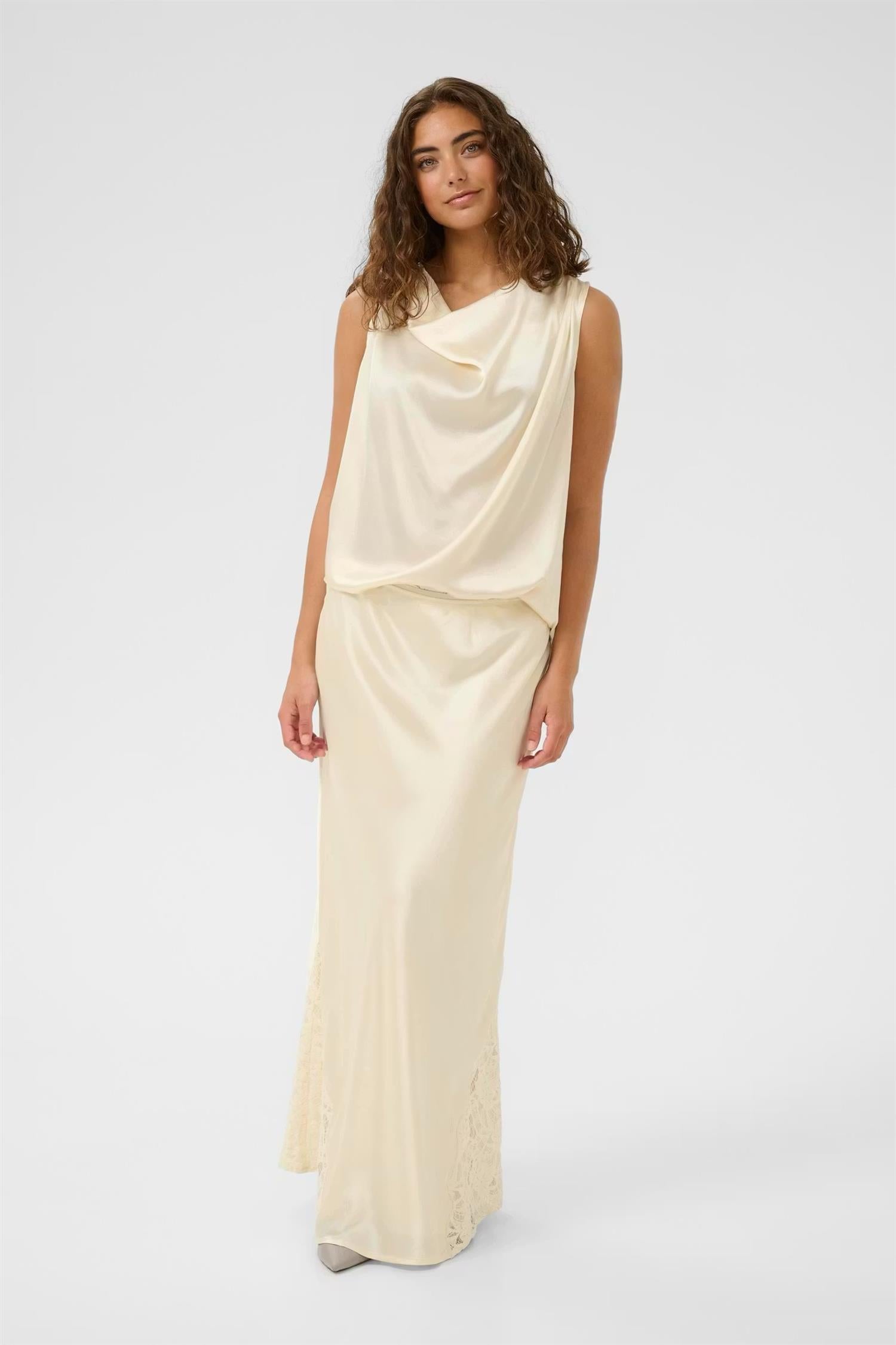 Kvinneskjørt fra CULTURE, Camusa-modell, i mykt stoff, vises på bildet. Elegant og komfortabelt dameplagg.