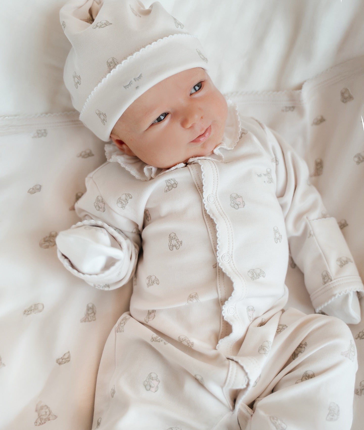 LIVLY Snuggle Bunny Marley Ruffled Footie Lys Rosa - Farmor Ingvarda