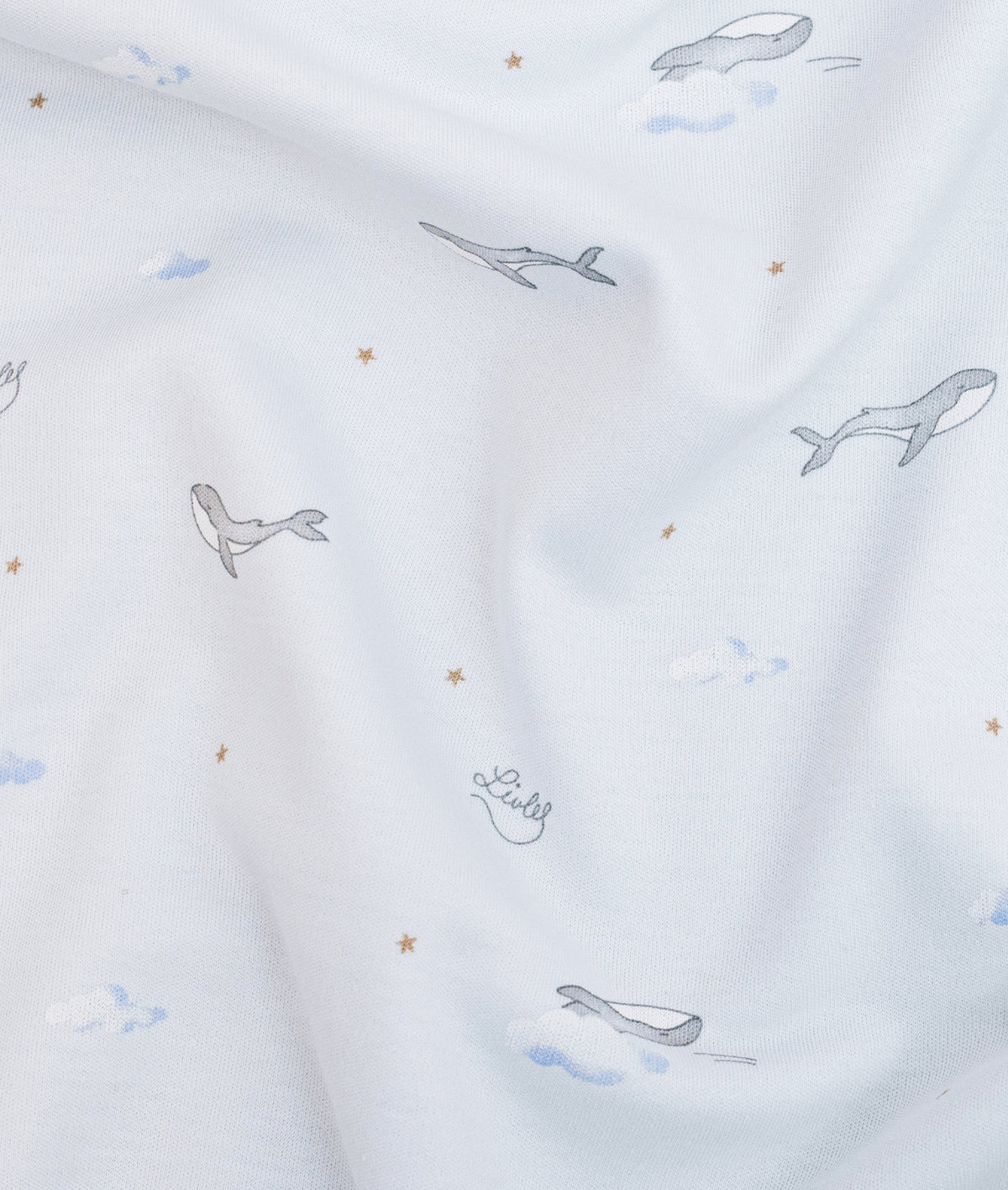 LIVLY lys blå Whales Crossed Footie heldress for baby, med hvalmønster