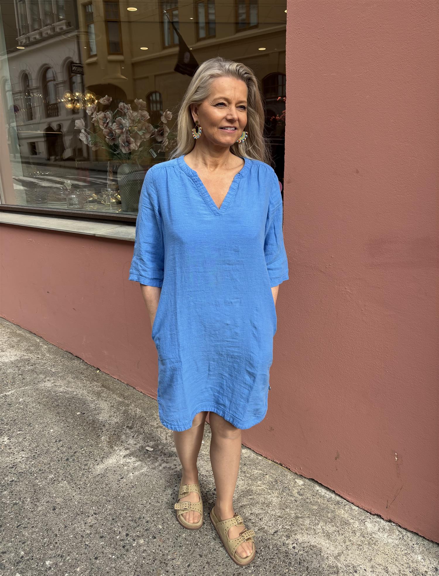 MAKELØS Solsiden Lin kjole Bluebell