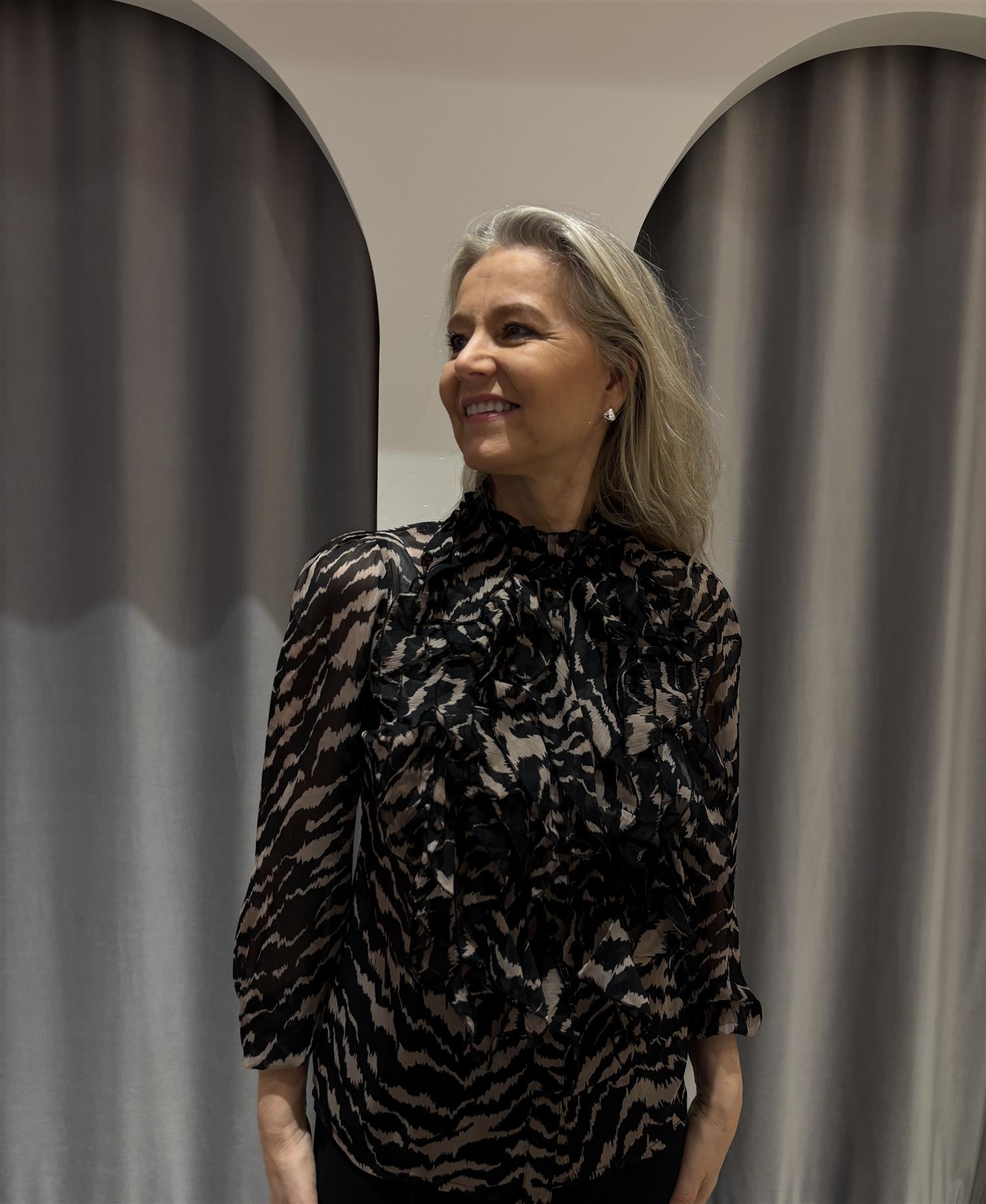 SAINT TROPEZ Lilja Crinkle Shirt Black Shifted Strokes