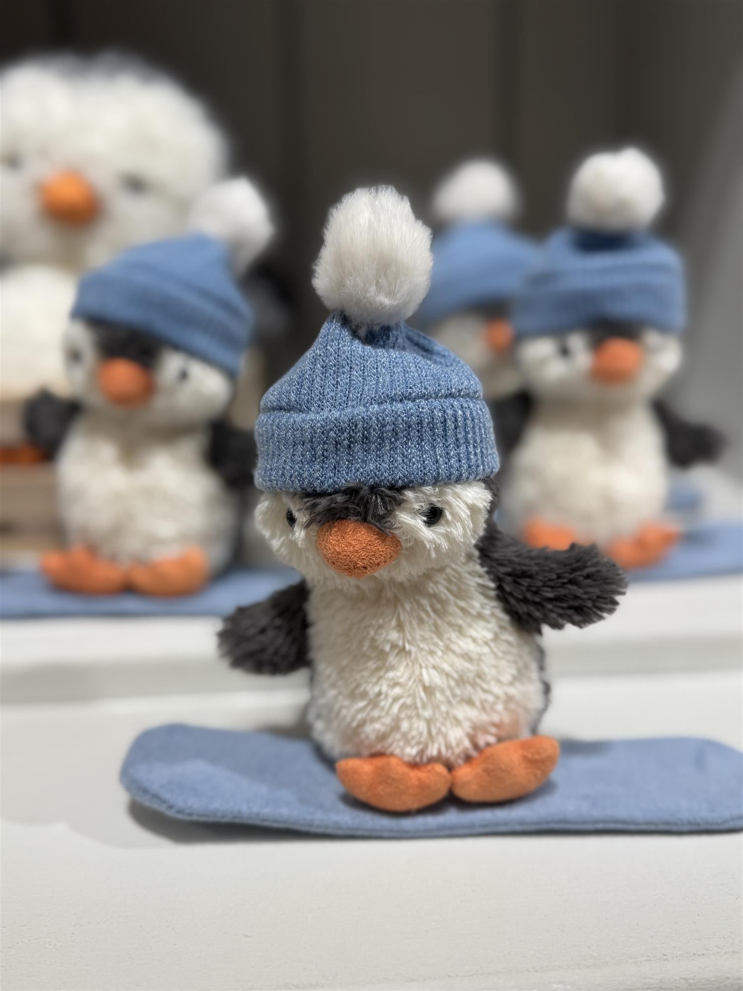 JELLYCAT Peanut Penguin Snowboarding - Farmor Ingvarda