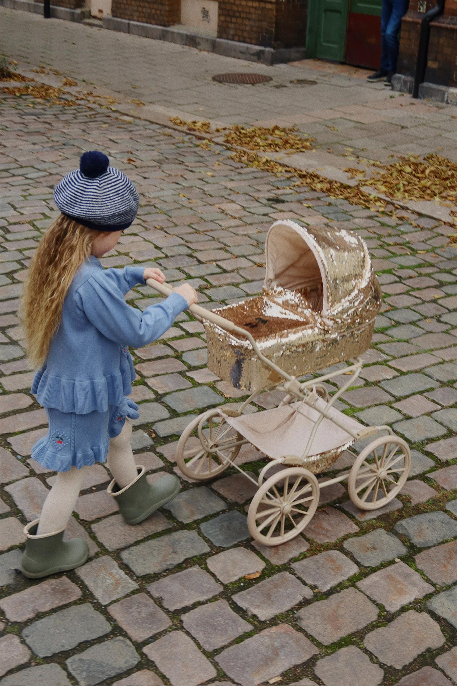 KONGES SLØJD Sparkly Doll Pram,Gull - Farmor Ingvarda