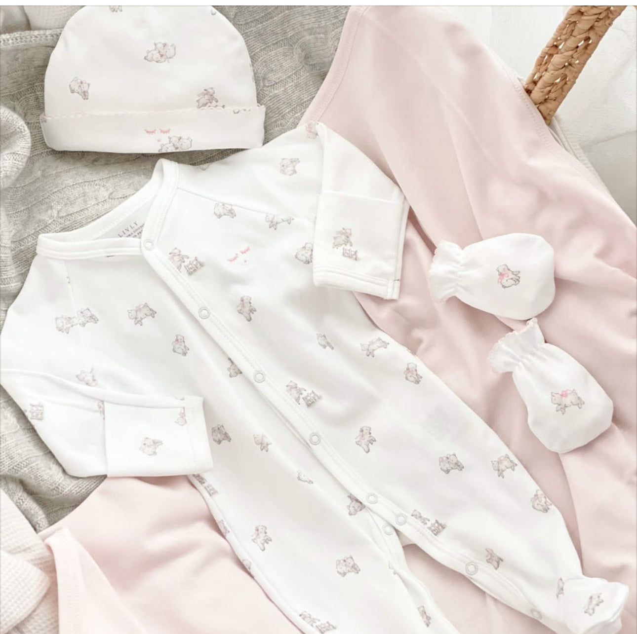 LIVLY Counting Sheep Simplicity Footie Hvit/Rosa - Farmor Ingvarda