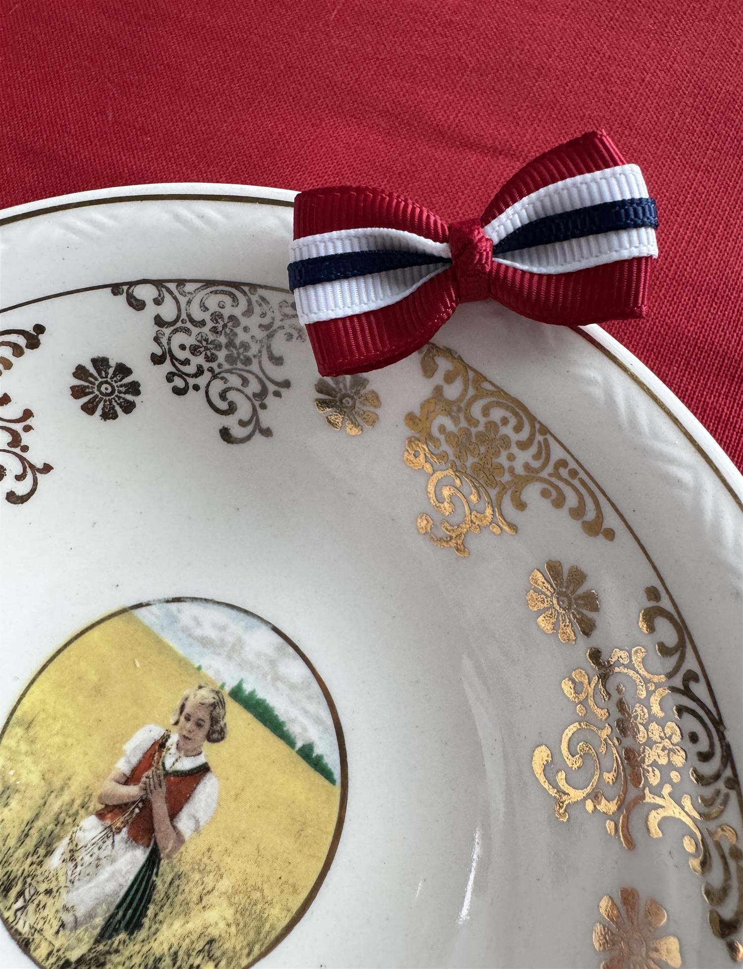 PRINSESSEFIN 17 Mai Babysløyfe med knute,7cm - Farmor Ingvarda