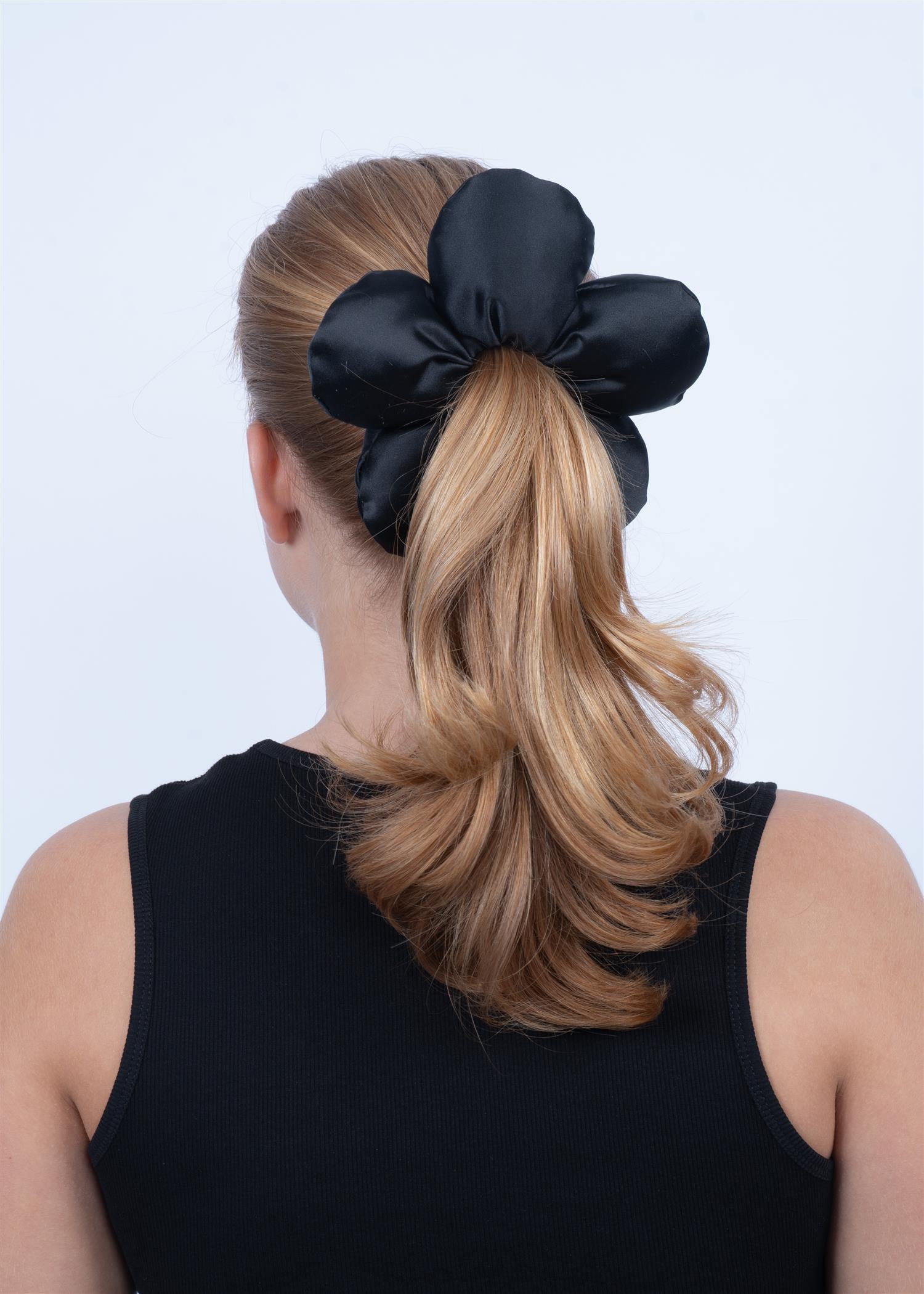 SUI AVA Flower Pillow Scrunchie Black - Farmor Ingvarda