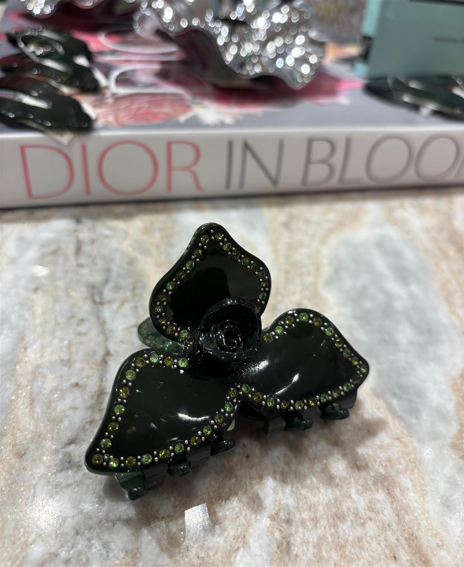 SUI AVA Polly Harvest Middle Hair Claw Green - Farmor Ingvarda