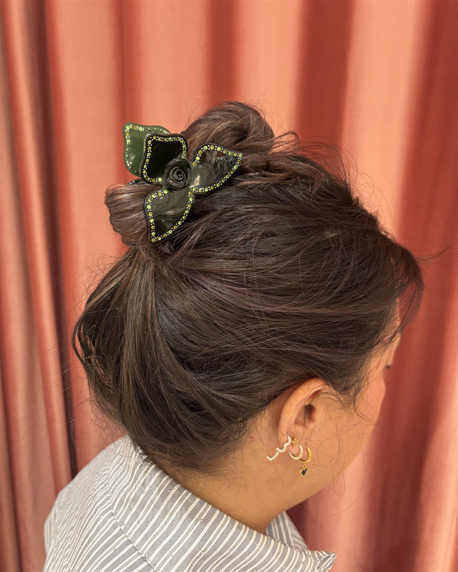 SUI AVA Polly Harvest Middle Hair Claw Green - Farmor Ingvarda