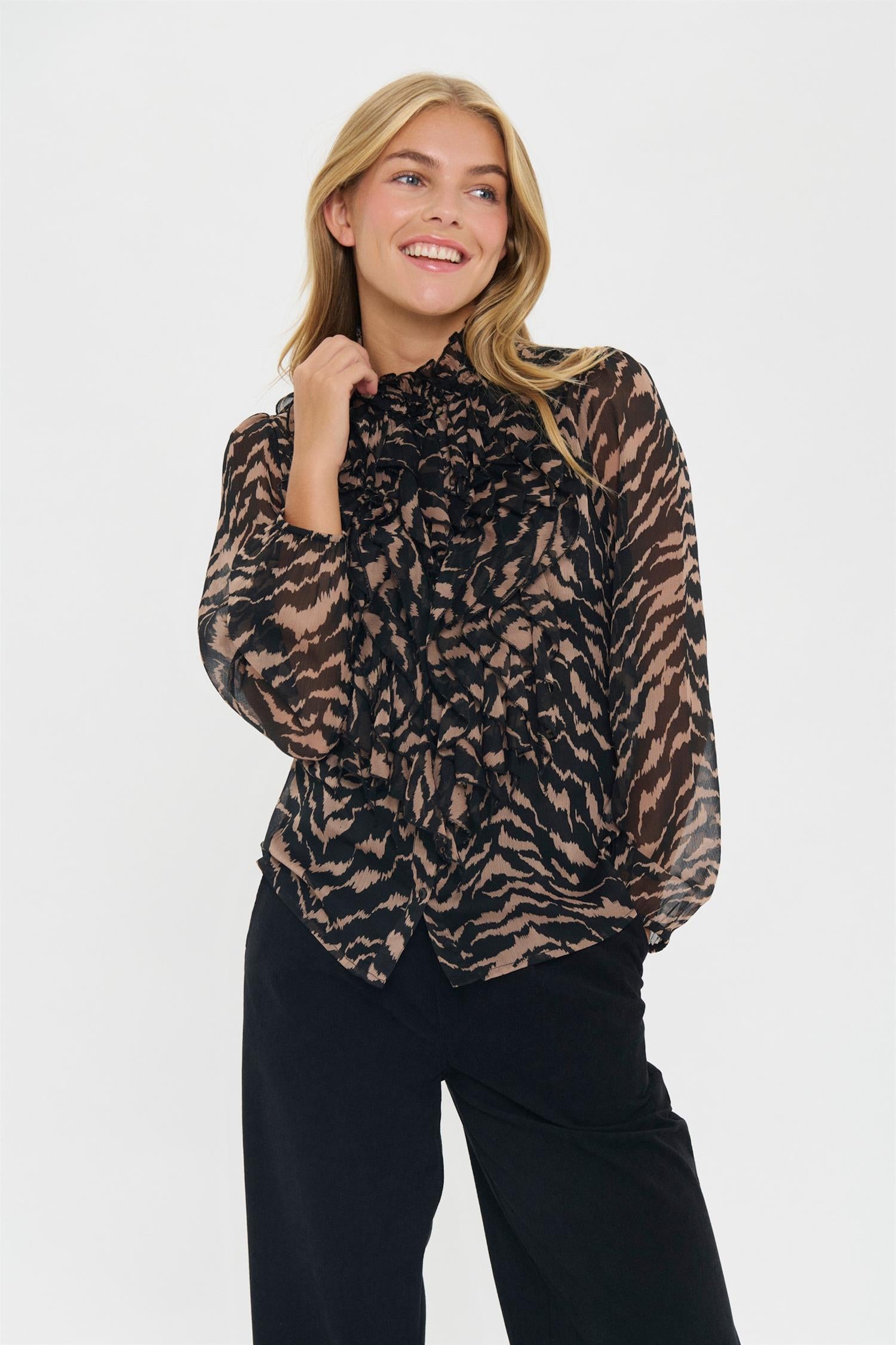 SAINT TROPEZ Lilja Crinkle Shirt Black Shifted Strokes