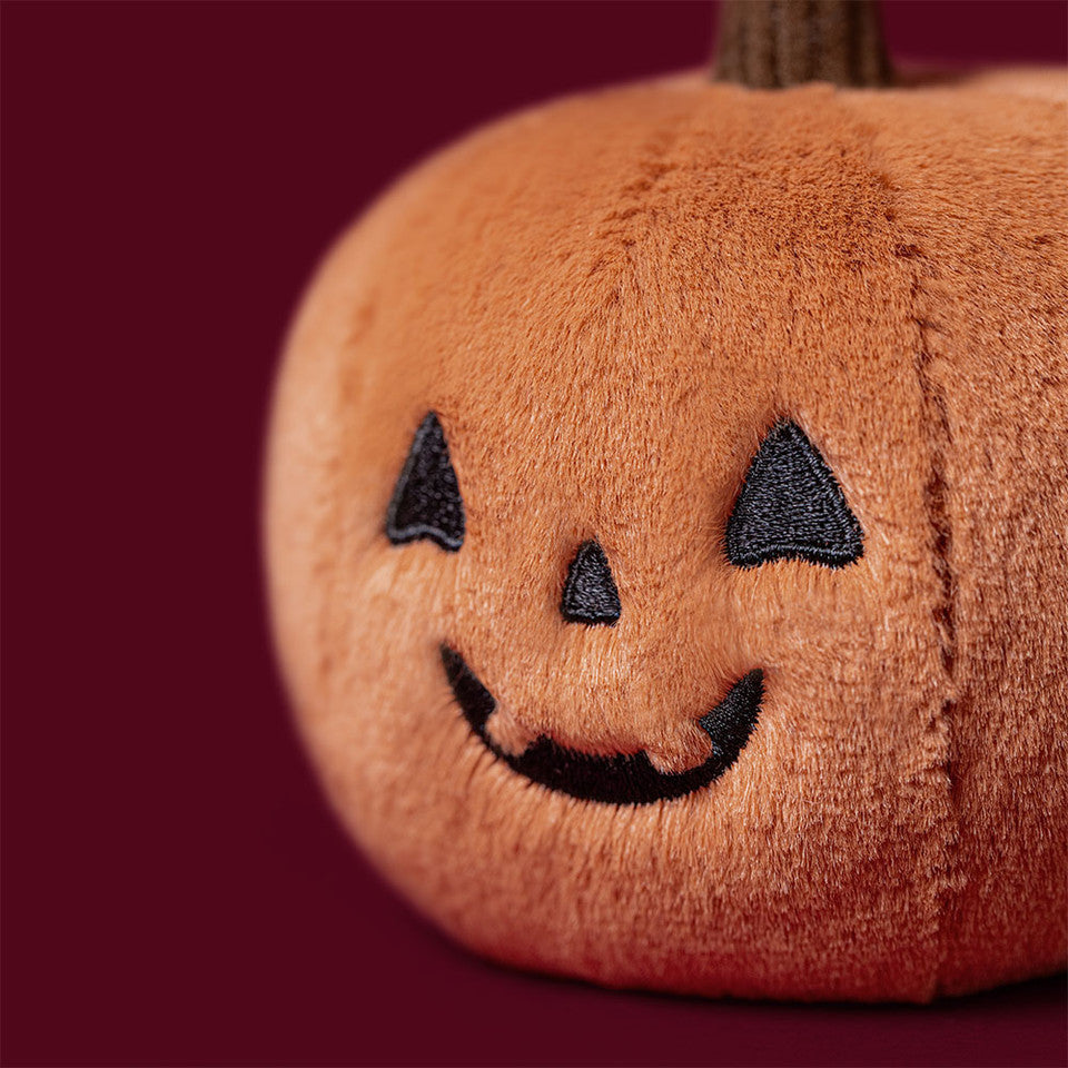 Jellycat Ooky Jack O Lantern bamseleke, 10 cm sittende med oransje skinn og skummelt smil, for barn og lek.