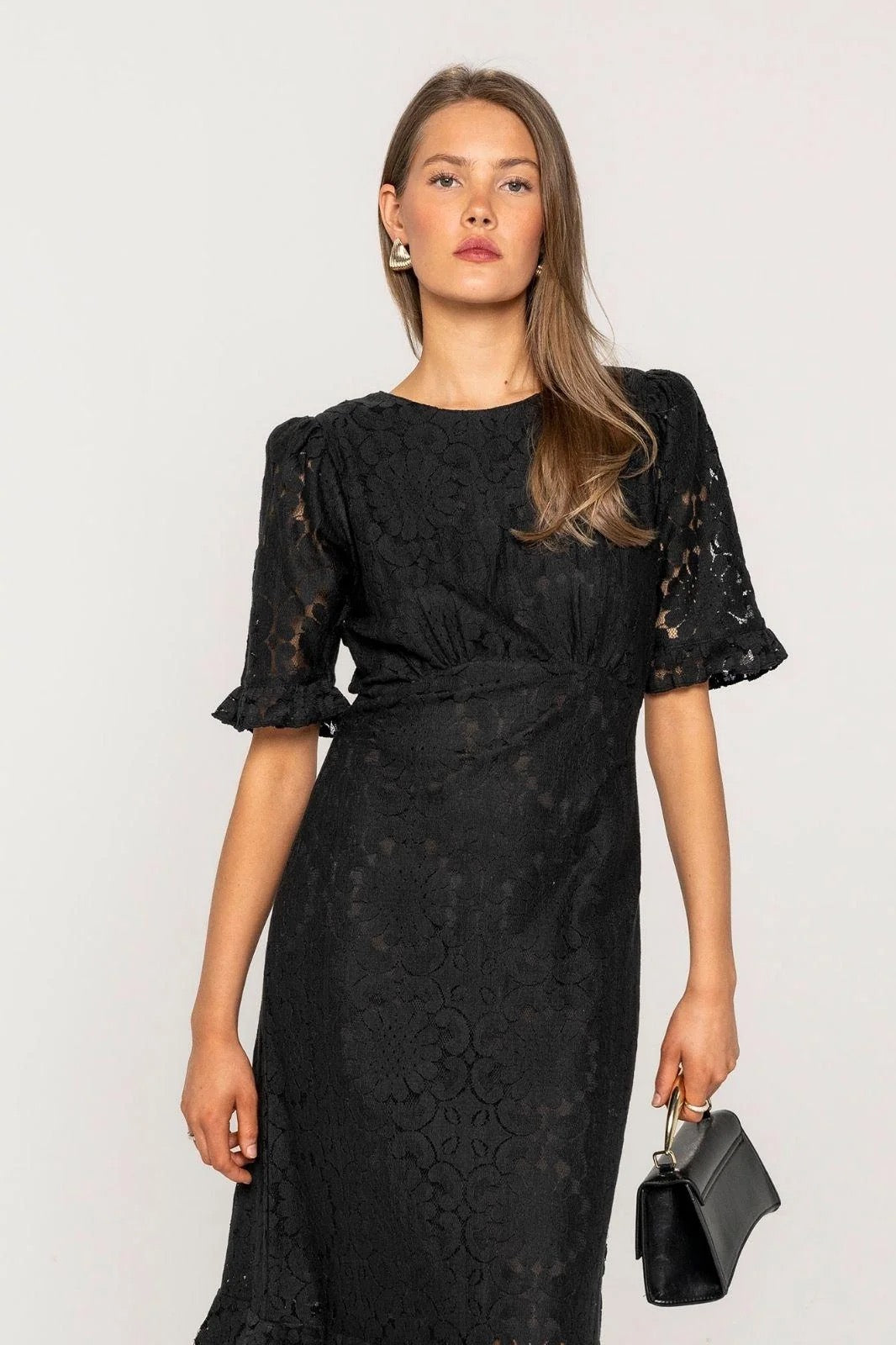 MISSMAYA Odette-kjole for dame, elegant kjole med feminin silhuett en modell bærer.
