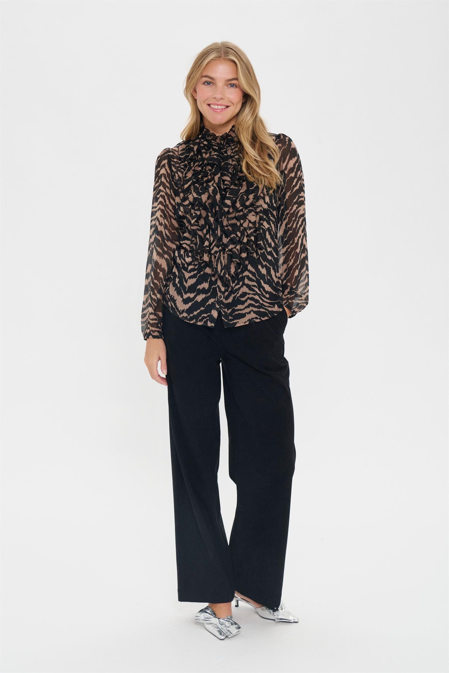 SAINT TROPEZ Lilja Crinkle Shirt Black Shifted Strokes