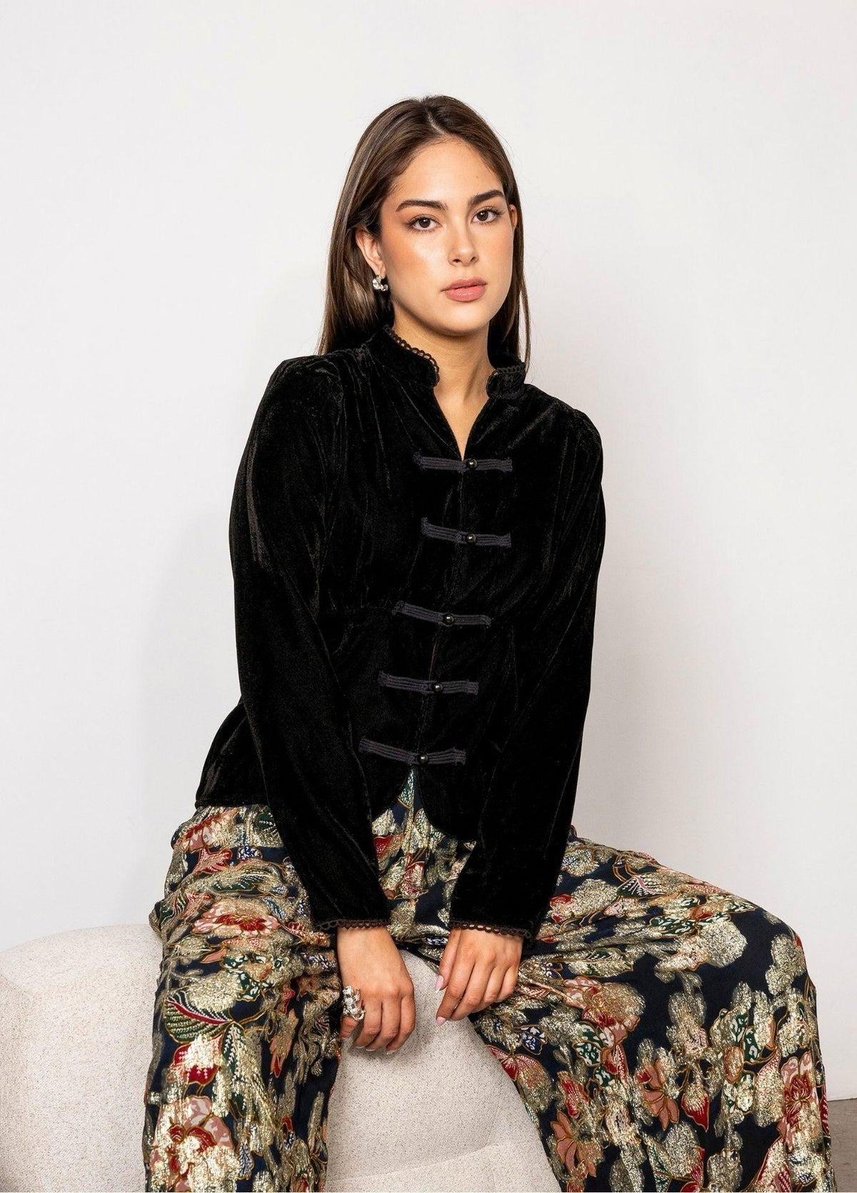 MISSMAYA Amora-bluse i svart fløyel med langermet design for dame
