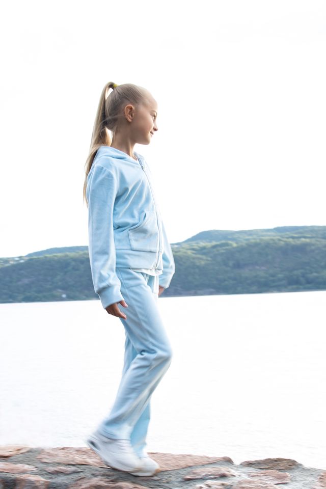 VILJE OG VE Hermine Hettejakke,Velour Lyseblå - Farmor Ingvarda