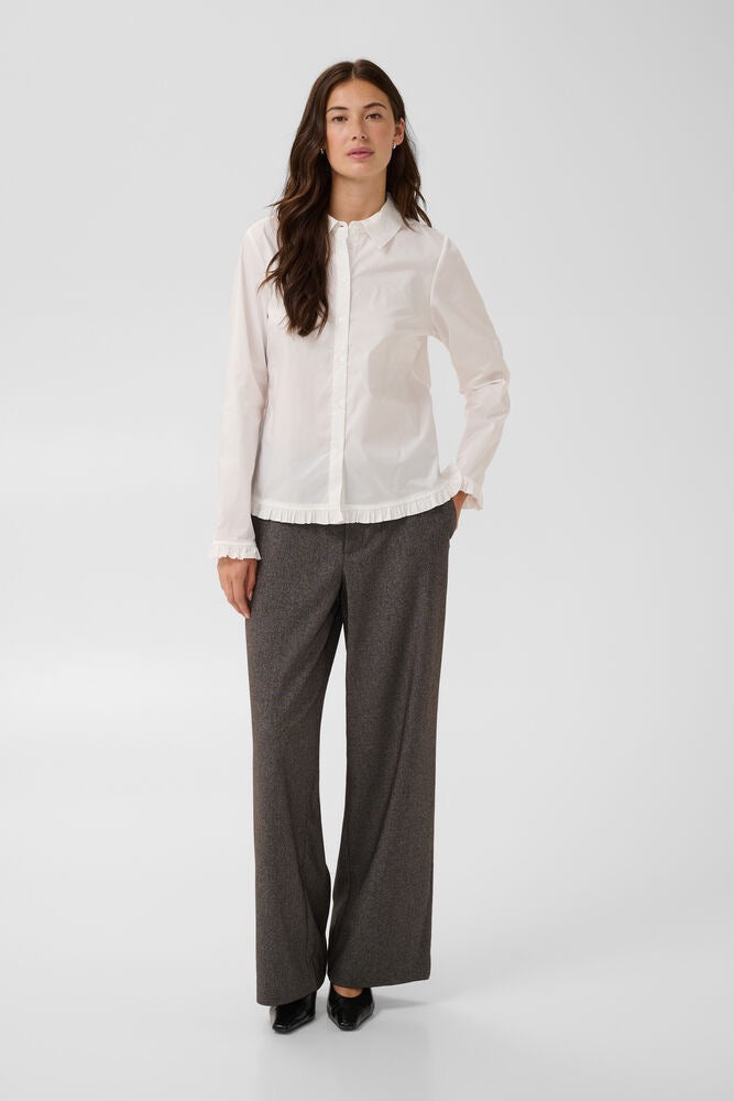 Kultur Margi Antoinette bluse for dame med rysjer, langermet, elegant overdel i bomull, vises med knapper foran.