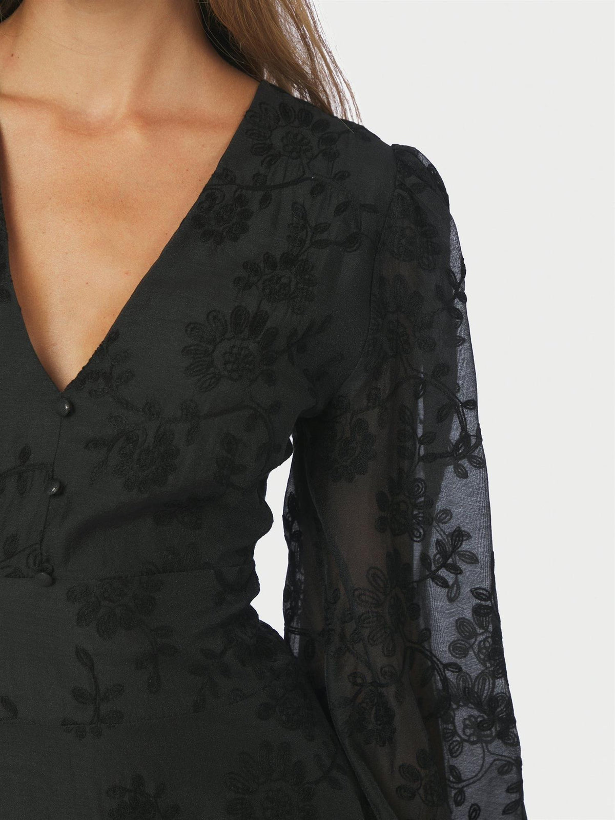 Nøkkelbeskrivelse av NEO NOIR Milly embroidery kjole for dame, vises med blomsterdetaljer og elegant design.