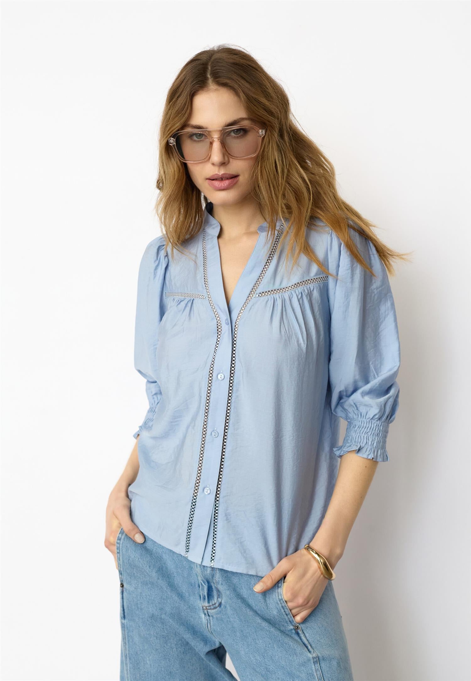 CO´ COUTURE Callum Lace Puff V-Shirt Pale Blue