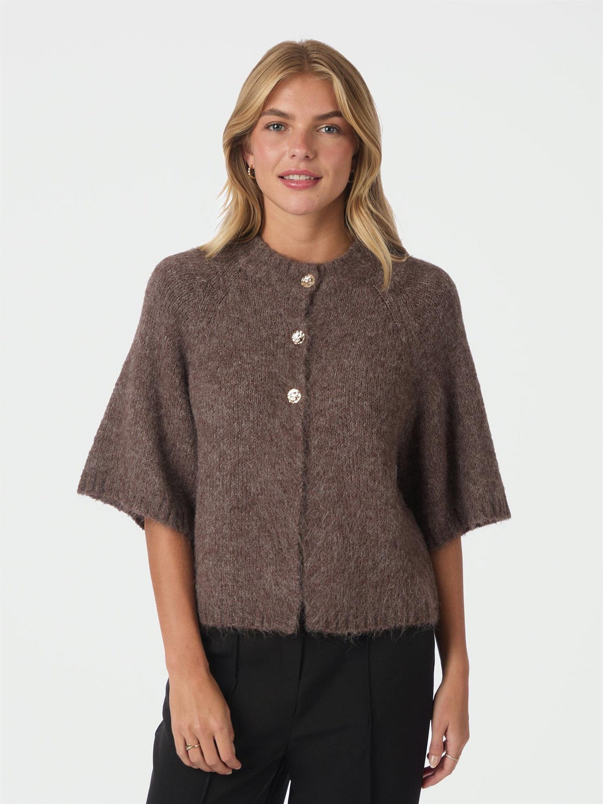 NEO NOIR Benuta fluffy strikket cardigan for damer i lys brun, myk og komfortabel overdel i ullblanding.