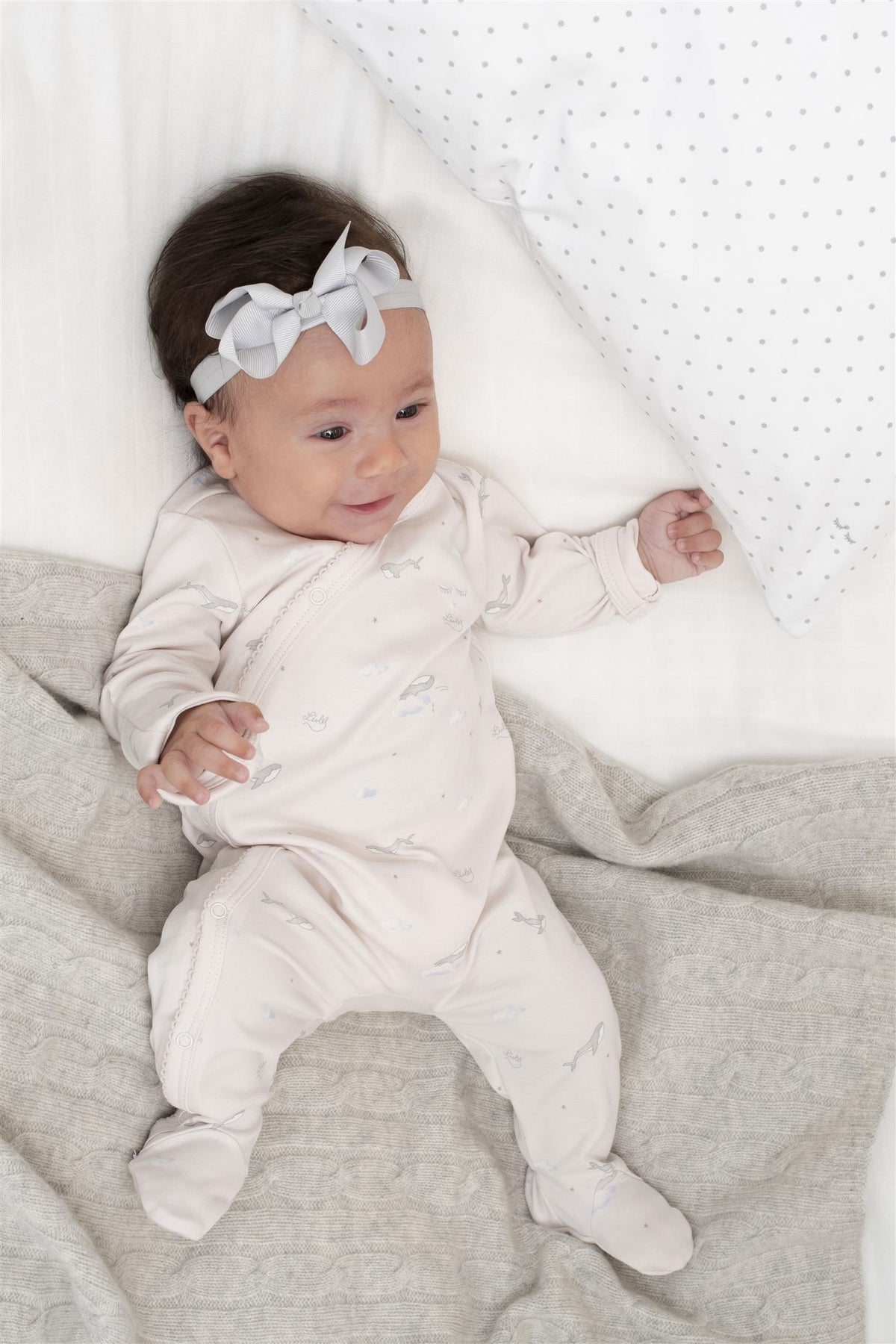 LIVLY Whales Crossed Footie heldress i lys rosa med hvalmønster for baby
