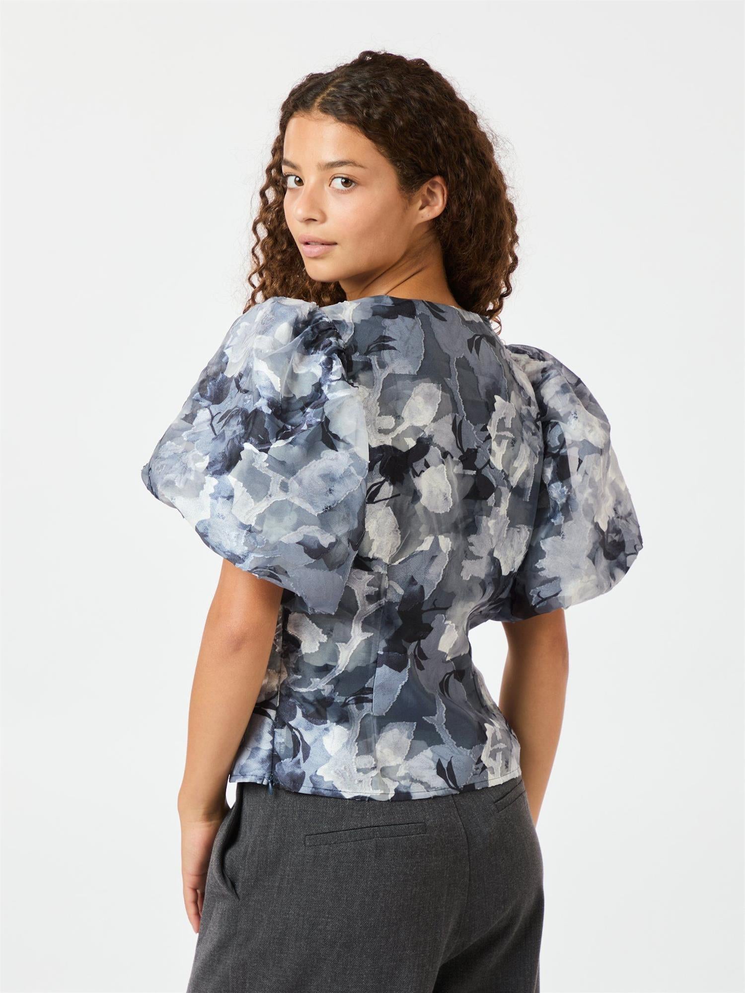 NEO NOIR Camia Brocade Floral Blouse Grå