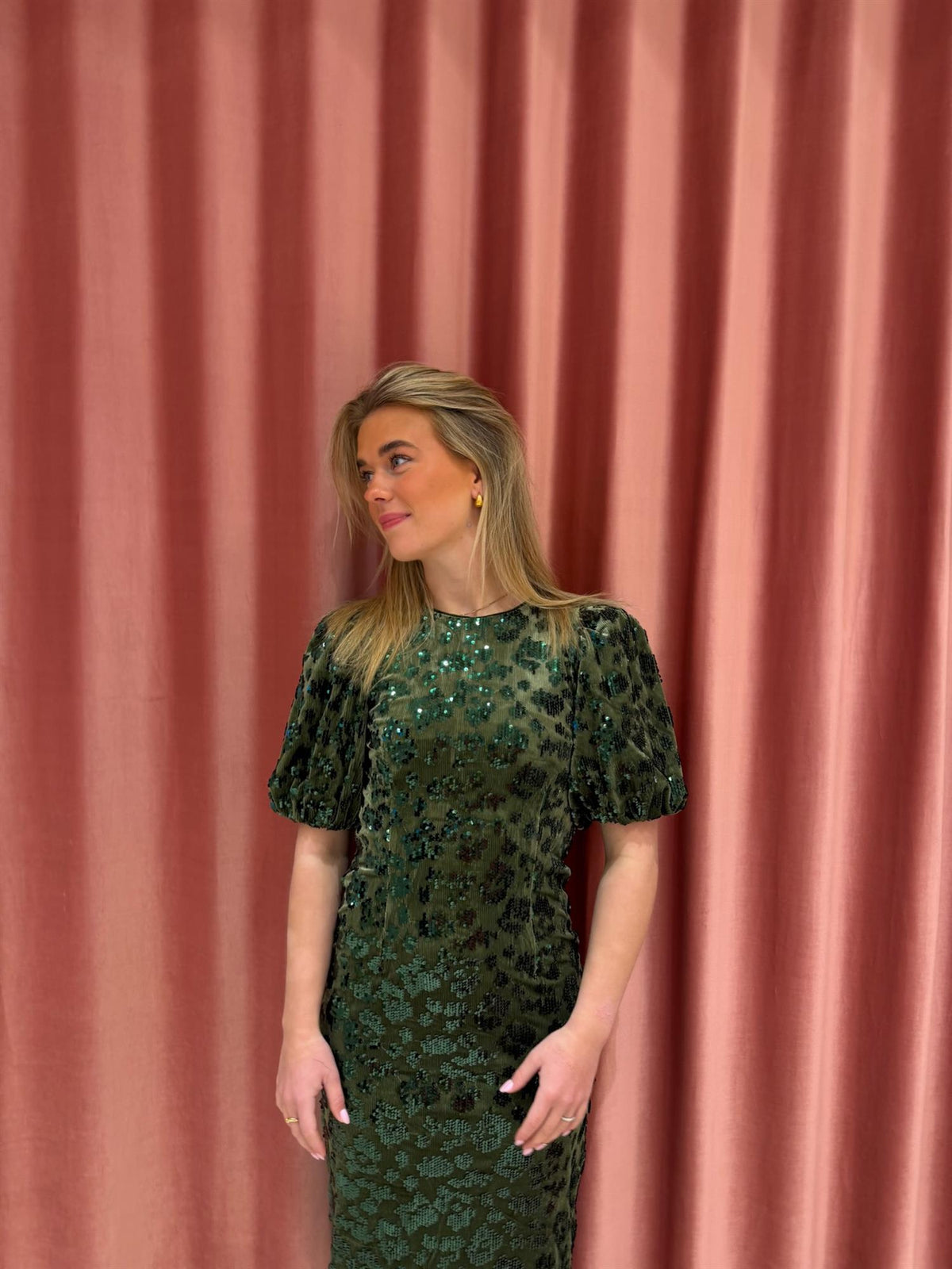YAS Yassofie paljettkjole i midi-lengde med glitrende detaljer, sett forfra