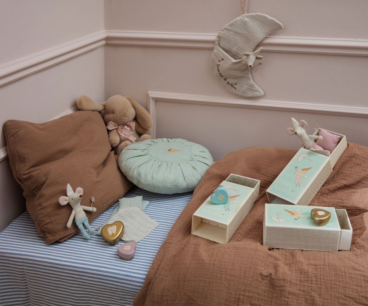 MAILEG Tooth fairy mouse in matchbox,Little brother Lyseblå