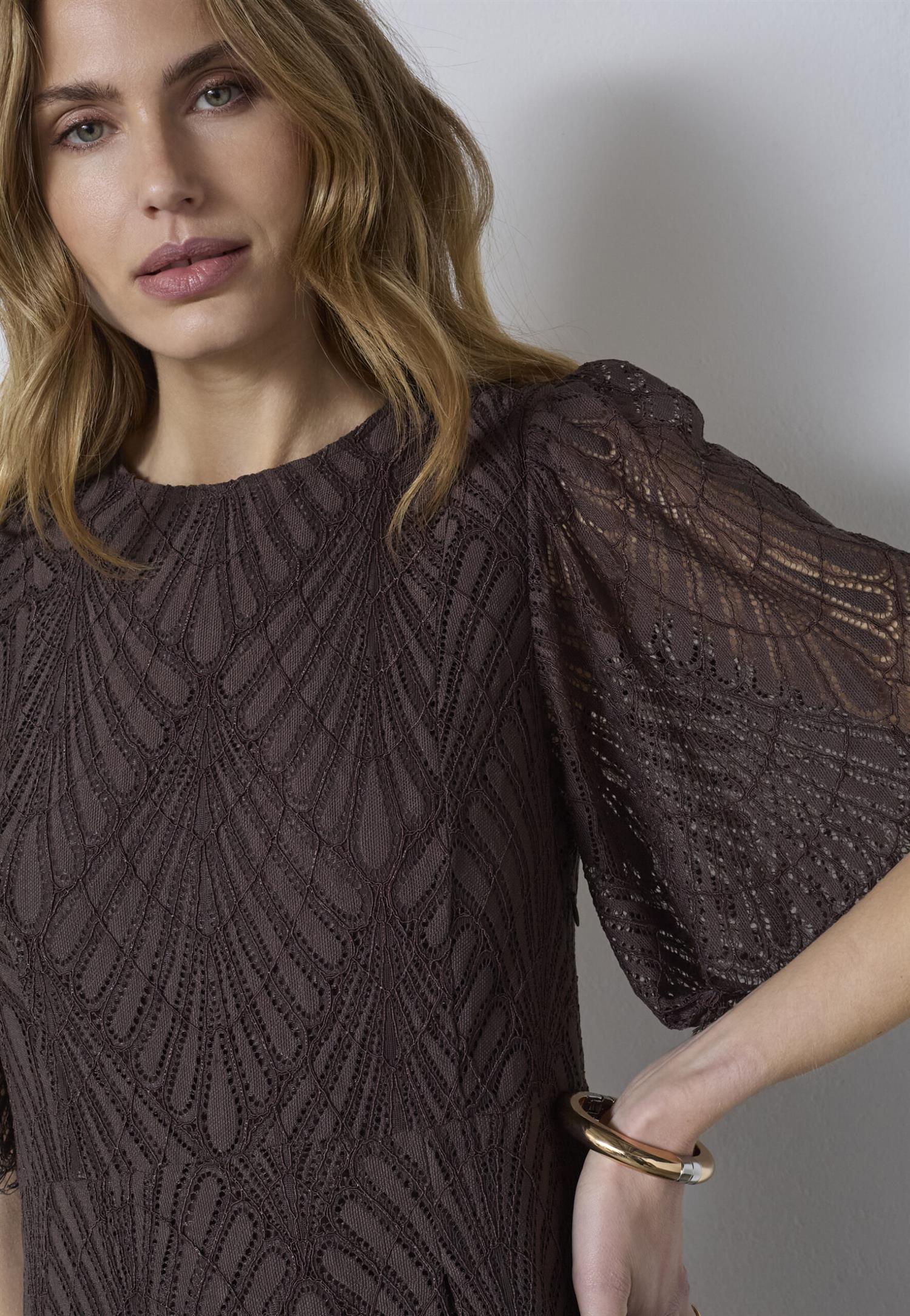 CO´ COUTURE Leti lace maxi kjole for dame, elegant lang kjole med blonder og fin passform, perfekt til spesielle anledninger.