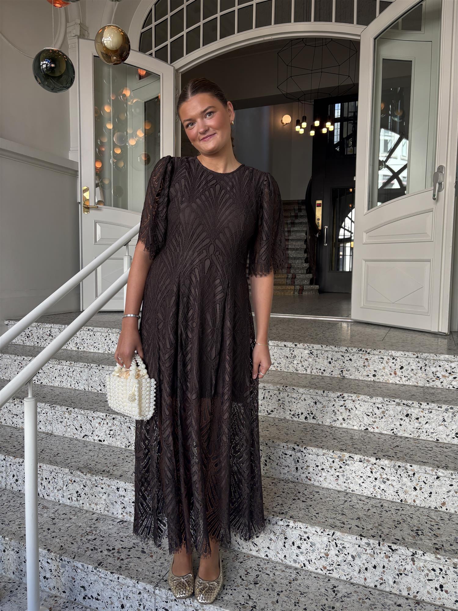 CO´ COUTURE Leti Lace Maxi Kledning for dame, elegant blondelace kjole med lange ermer og rund hals.