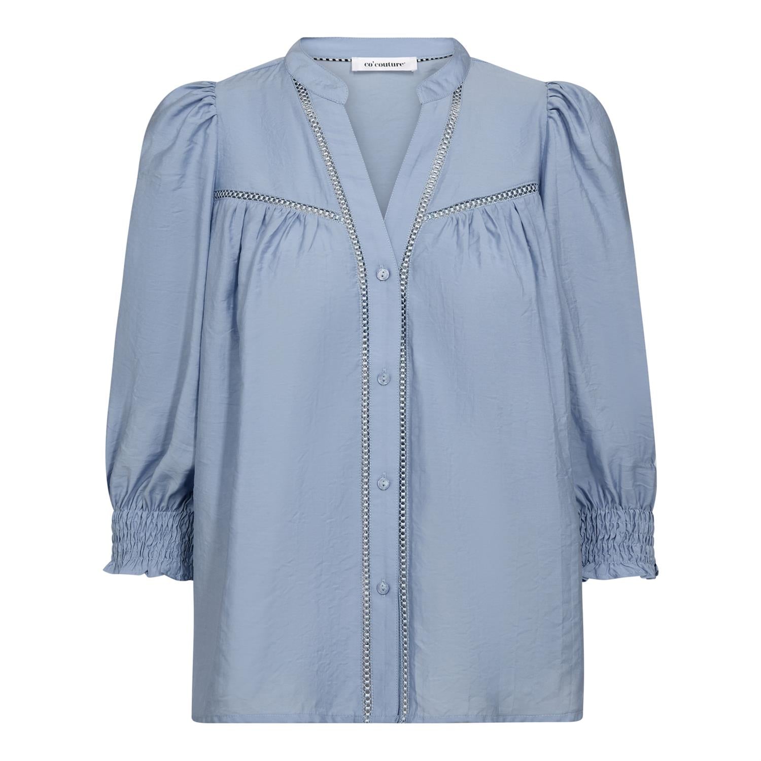 CO´ COUTURE Callum Lace Puff V-Shirt Pale Blue - Farmor Ingvarda