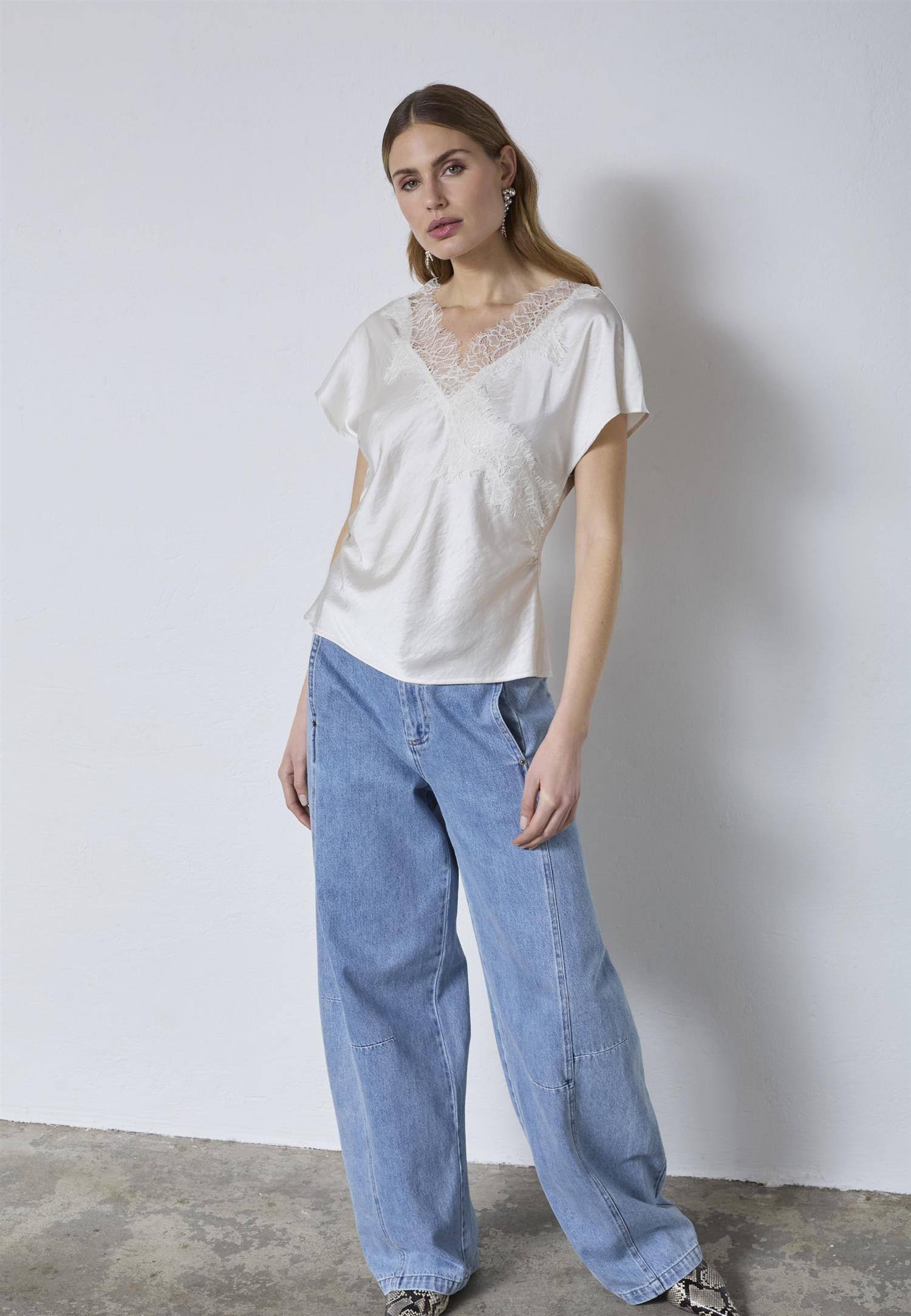 Eiendomsbild av CO´ COUTURE Idun blondebluse for dame, med delikat blonder og elegant design.