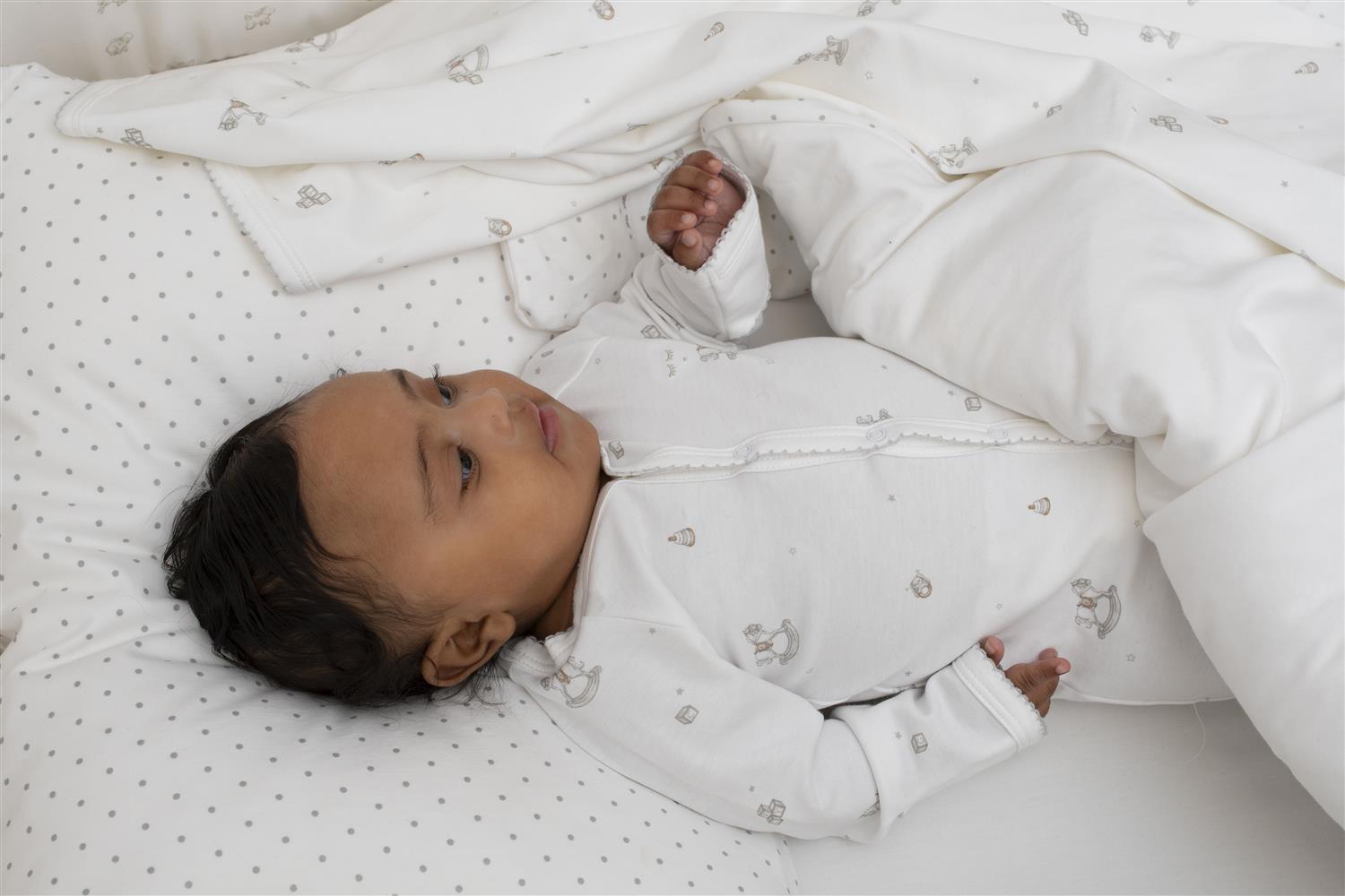 LIVLY Rocking Horse Simplicity Footie Hvit