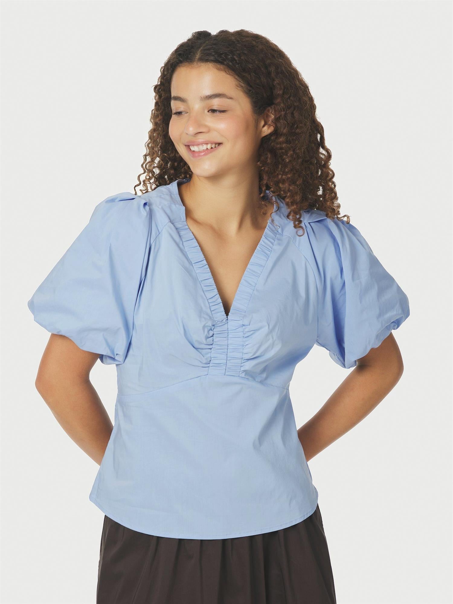 NEO NOIR Irina Poplin Blouse Sky Blue - Farmor Ingvarda