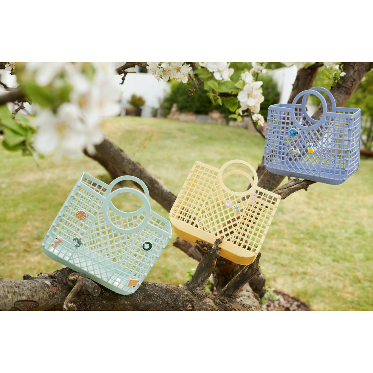 LIEWOOD Samantha Basket w.charms,liten Lysegul - Farmor Ingvarda