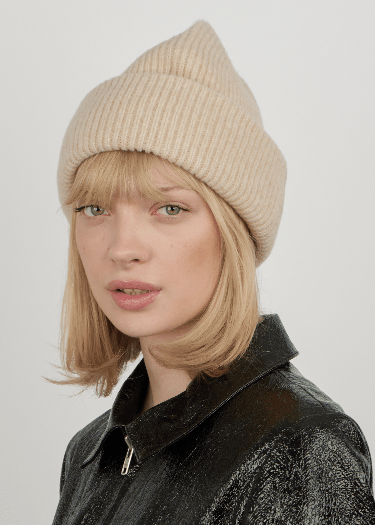 SUI AVA Bobbie Cashmere Beanie Beige - Farmor Ingvarda