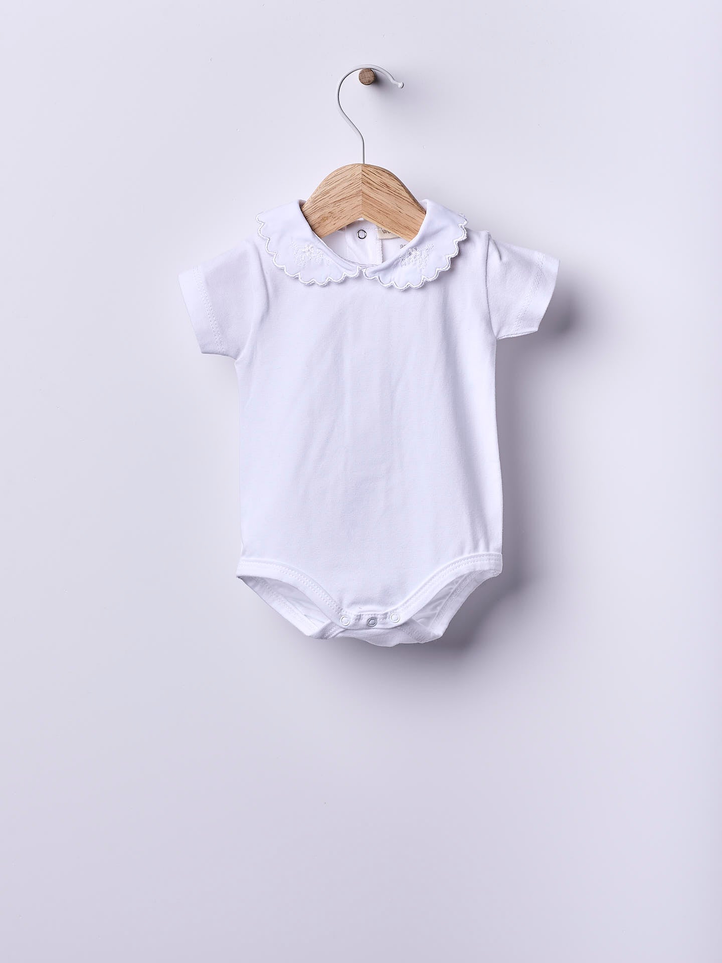 WEDOBLE Body m/brodert krage,kort erm Hvit - Farmor Ingvarda